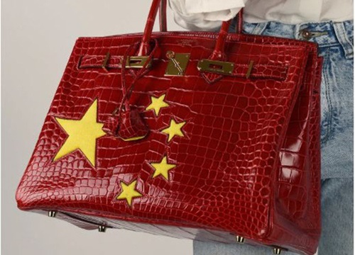 Giữa lúc Versacé và Coach dính "phốt", Hermès ra ngay túi Birkin cờ Trung Quốc giá gần 3 tỷ VNĐ