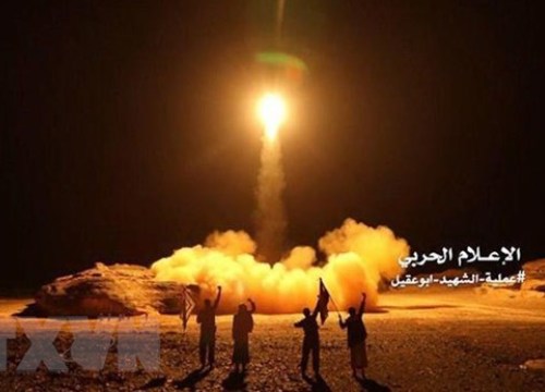 Phiến quân Houthi phóng hỏa tại nhà máy khí đốt của Saudi Arabia