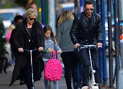 Vợ U70 của Hugh Jackman thích đi quanh phố bằng scooter