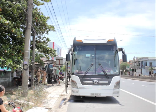 Tài xế xe khách 'ngáo đá', chống đối, lao thẳng xe vào CSGT ở Quảng Trị