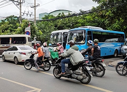 Xe khách đậu tràn lan trên đường: Tiềm ẩn nguy cơ tai nạn giao thông