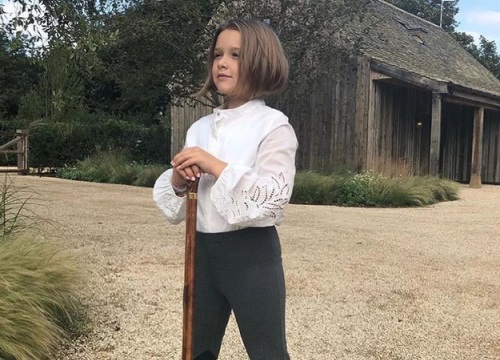 Clip công chúa út Harper Beckham cưỡi ngựa thành thục gây chú ý: Mới thế mà đã ra dáng thiếu nữ lắm rồi!