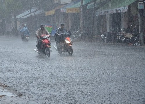 Dự báo thời tiết: Bắc bộ mưa giông rải rác, Trung bộ vẫn nắng chói chang