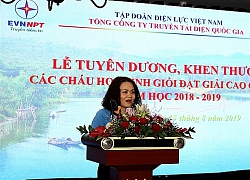 EVNNPT khen thưởng con công nhân viên chức đạt thành tích cao trong học tập