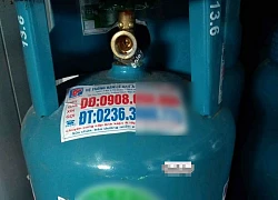 Nhân viên tiệm gas xộc thẳng vô nhà giành khách, dùng bật lửa để kiểm tra gas hết hay còn trong sự bàng hoàng của chủ nhà