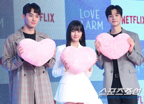 Họp báo 'Love Alarm': Kim So Hyun rạng rỡ bên Song Kang và Jung Ga Ram