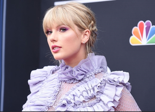 Giới phê bình nói gì về bản tình ca 'Lover' ngọt như mật vừa ra mắt của Taylor Swift?