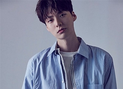 Ahn Jae Hyun nhận "trái đắng" đầu tiên sau vụ ly hôn gây sốc, wiki Trung bị đổi thành "nhà giám định vòng 1"