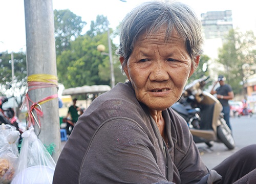 Bà lão mù không gia đình và chú chó nhỏ: 'Người với người còn phụ nhau...'