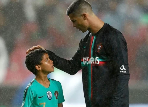 C. Ronaldo dạy con trai bằng cách đưa đến chỗ ở cũ tồi tàn