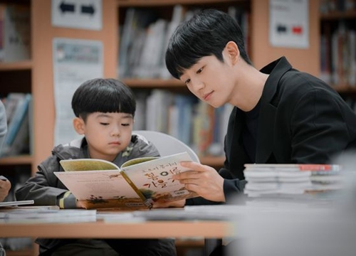 Hết làm "phi công", Jung Hae In chính thức trở thành người tình của "nàng robot" Chae Soo Bin