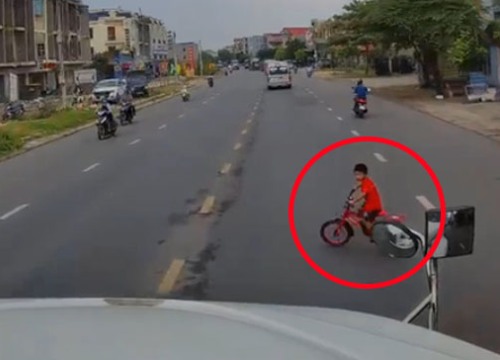 Clip: Tài xế phanh cháy đường, đánh lái hết cỡ cứu cháu bé đi xe đạp cắt ngang đường