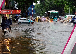 Hà Nội: Đường lại biến thành sông sau mưa lớn