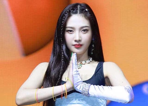 Joy (Red Velvet) sẽ giúp team tóc thẳng có niềm tin hơn vào mái tóc của mình