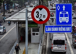 Người đàn ông nước ngoài chặn không cho ôtô đi vào làn BRT ở Hà Nội