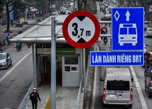 Người đàn ông nước ngoài chặn không cho ôtô đi vào làn BRT ở Hà Nội