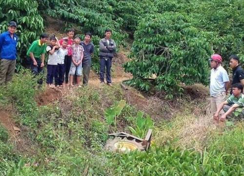 Người đàn ông tử vong do máy cày tự chế lật xuống suối