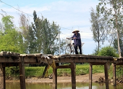 Người dân thấp thỏm qua cầu đã xuống cấp nghiêm trọng