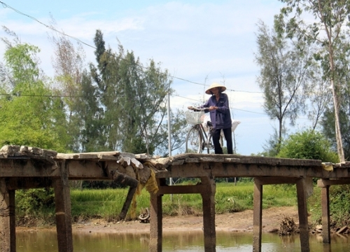 Người dân thấp thỏm qua cầu đã xuống cấp nghiêm trọng