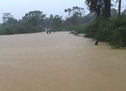 Qua đập tràn lúc mưa lớn, cháu đi trước quay lại không thấy chú đâu