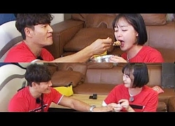 Running Man: Hóa ra cách tiết kiệm của Jeon So Min là... "đu bám" để Kim Jong Kook trả tiền mọi thứ!