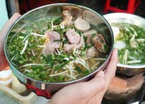 Tô phở to như nồi lẩu ở Sa Đéc