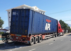 Xe container mất lái, nằm gọn trên dải phân cách quốc lộ