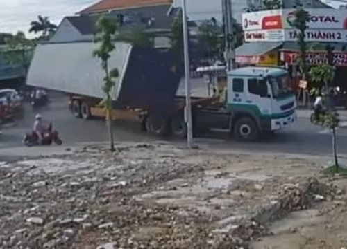 Bình Dương: Thùng xe container văng xuống đường khi ôm cua