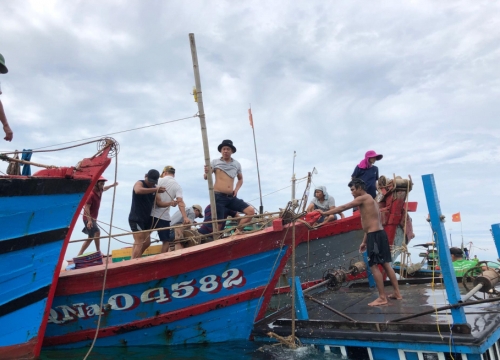 Đang neo đậu, tàu cá của ngư dân Quảng Nam bị sóng đánh chìm