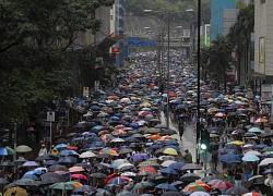 Hong Kong lần đầu sử dụng vòi rồng giải tán biểu tình