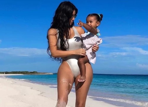 Kim Kardashian khoe đường cong bên con gái thứ ba