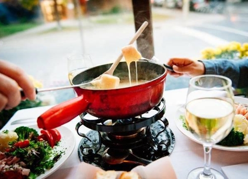 Lẩu phô mai Fondue, món ăn 'quốc hồn quốc túy' của Thụy Sĩ