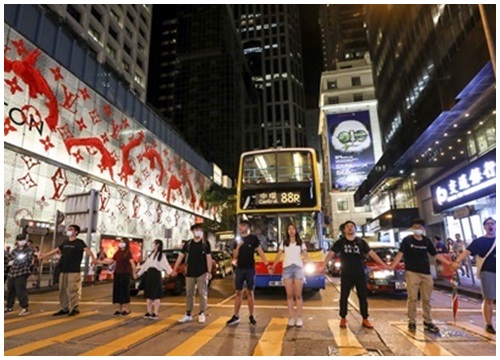 Người dân Hong Kong tiếp tục biểu tình, tạo thành con đường dài 60 km