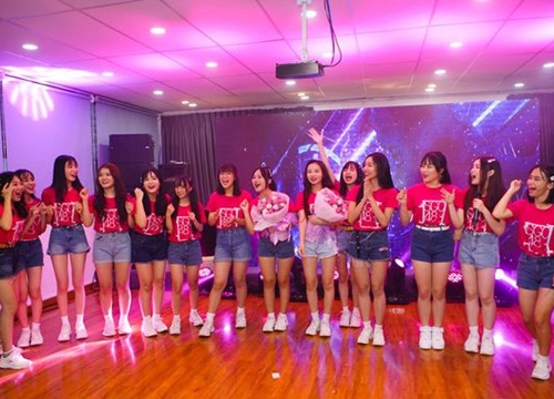 SGO48 bật khóc trước tình cảm của người hâm mộ trong buổi fan meeting đầu tiên tại TP. HCM