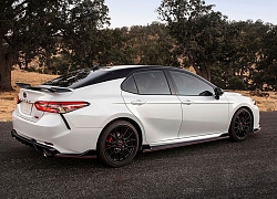 'Soi' Toyota Camry TRD 2020 giá hơn 700 triệu đồng