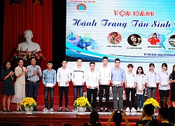 Tân sinh viên giao lưu với các nghệ sĩ nổi tiếng