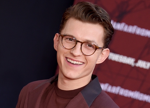 Tom Holland xuất hiện tại D23 Expo giữa tâm bão Sony / Disney nghỉ chơi và hô to 'I Love You 3000'