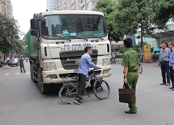 Xe chở rác chạy giờ cấm, tông chết cháu bé trên phố Hà Nội: Nhân chứng nói tài xế rời khỏi hiện trường