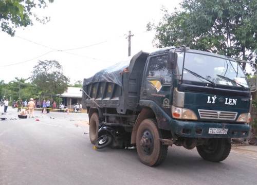 2 học sinh trọng thương khi va chạm với xe chở đất, xe máy bị kéo lê