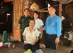 Bình Dương: Trao "Tập sách yêu thương" cho học sinh nghèo