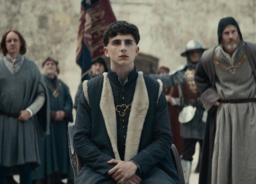 Bom tấn The King tung trailer hoàng tử "trái đào" Timothée Chalamet làm vua quyền lực, lại có cảnh chiến đấu "na ná" Game Of Thrones?