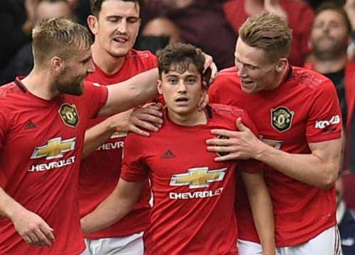 Fan Man Utd: Anh ta chạy như đang trả lời điện thoại và quấn khăn tắm