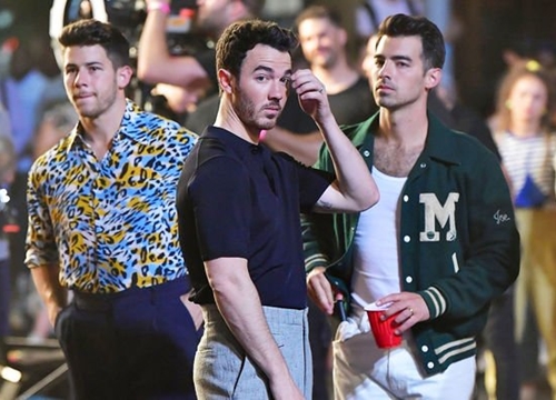 Jonas Brothers dính phốt: Đuổi khán giả trong lúc chương trình biểu diễn chưa kết thúc!