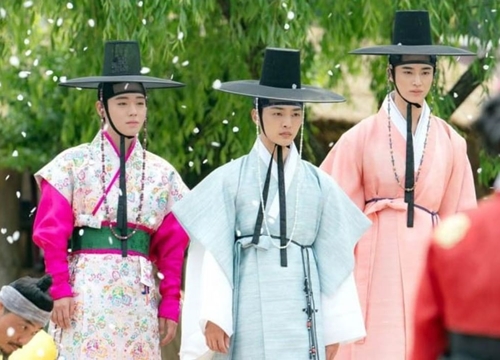 Muốn có chồng mời vào lớp "nữ tính" của Park Ji Hoon ở "Sạp Mai Mối Thời Joseon", bảo đảm lắm anh mê!