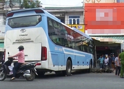 Ôtô khách đâm 2 xe máy rồi lao vào nhà dân, 2 người thương vong