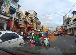 Phẫn nộ nam tài xế Grabbike coi thường luật giao thông chạy ngược chiều, lớn tiếng chửi bới người lái xe ô tô