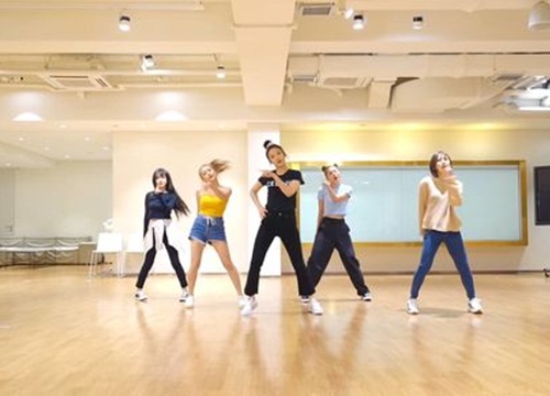 Red Velvet tung dance version cho 'Umpah Umpah': Không còn tiệc tùng bãi biển nhưng vẫn nóng bỏng hết nấc