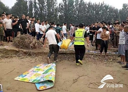 Tai nạn đuối nước thương tâm: 2 đứa trẻ trượt chân té sông, bố cùng bạn bè nhảy xuống cứu, kết quả tất cả đều mất tích