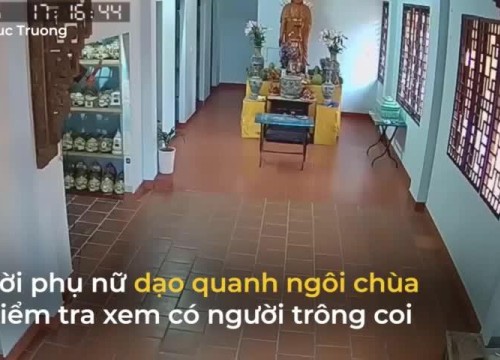 Vào thăm chùa, 2 mẹ con vô tư câu trộm tiền công đức