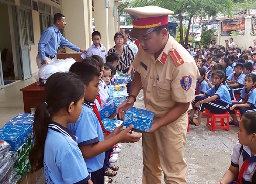 Tuyền truyền giao thông cho học sinh đầu năm học mới